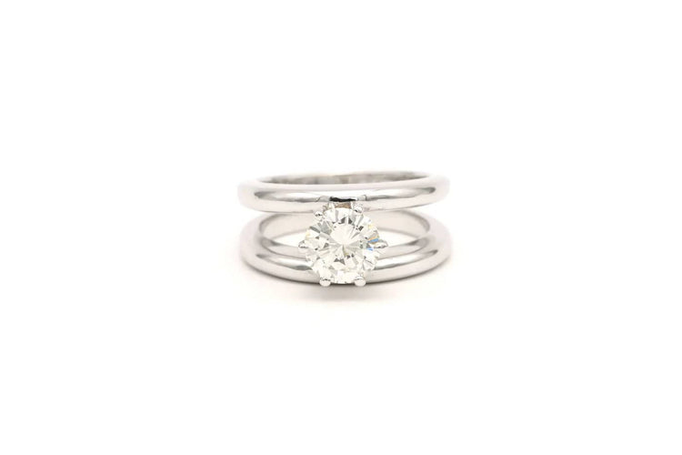 Bague 48 Bague contemporaine sertie d’un diamant en or blanc 18 carats 58 Facettes 22487