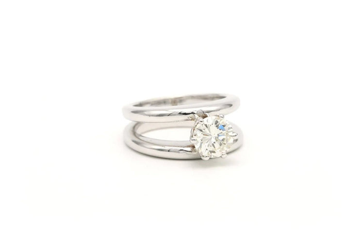 Bague 48 Bague contemporaine sertie d’un diamant en or blanc 18 carats 58 Facettes 22487