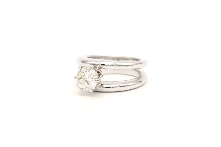 Bague 48 Bague contemporaine sertie d’un diamant en or blanc 18 carats 58 Facettes 22487