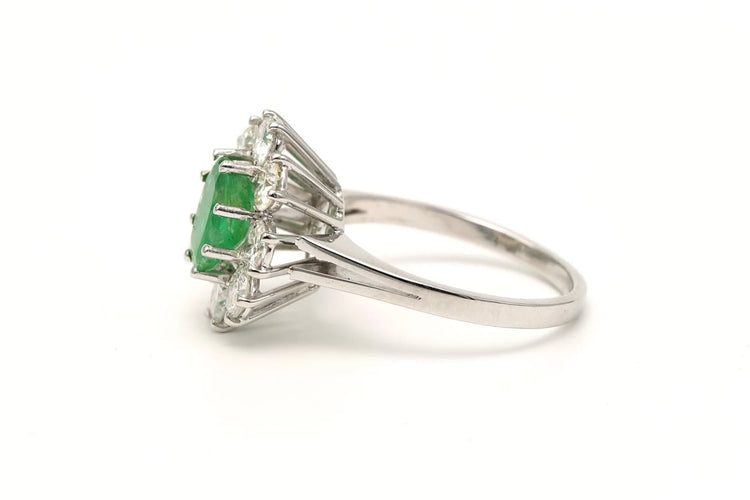 Bague 56 Bague contemporaine en or blanc 18 carats, émeraude et diamants 58 Facettes 20589