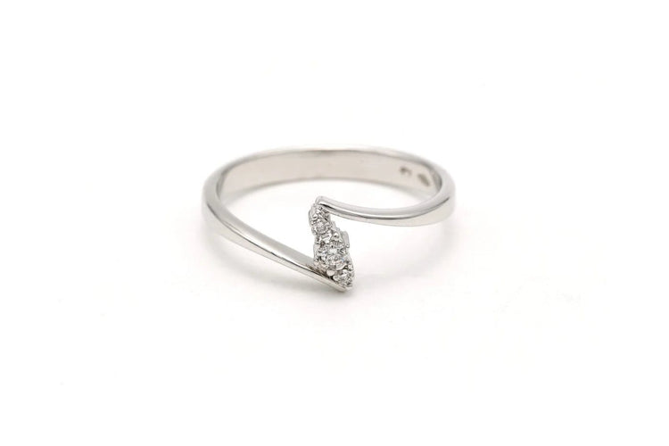 Bague 53 Bague contemporaine en or blanc 18 carats sertie de diamants 58 Facettes B661