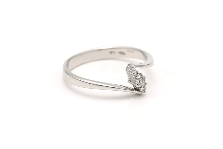 Bague 53 Bague contemporaine en or blanc 18 carats sertie de diamants 58 Facettes B661