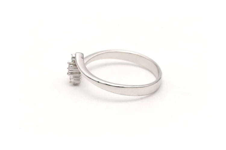 Bague 53 Bague contemporaine en or blanc 18 carats sertie de diamants 58 Facettes B661
