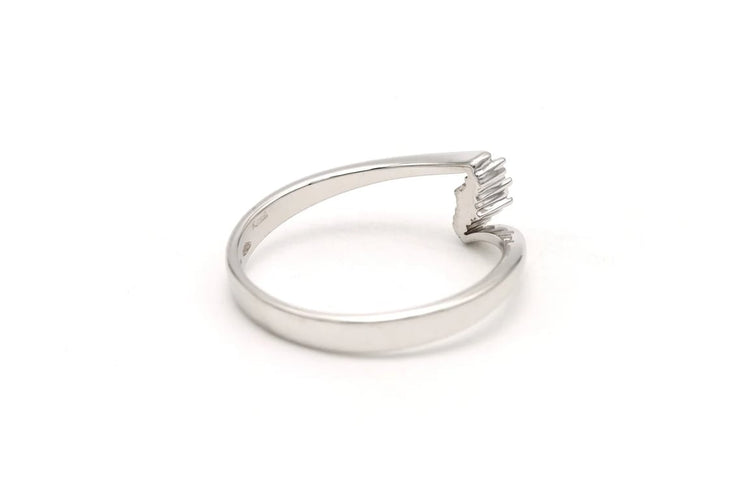 Bague 53 Bague contemporaine en or blanc 18 carats sertie de diamants 58 Facettes B661