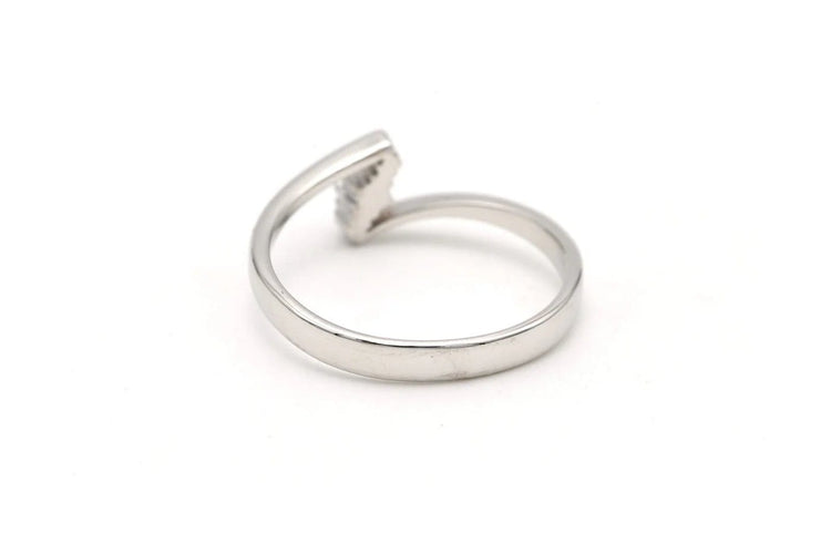Bague 53 Bague contemporaine en or blanc 18 carats sertie de diamants 58 Facettes B661