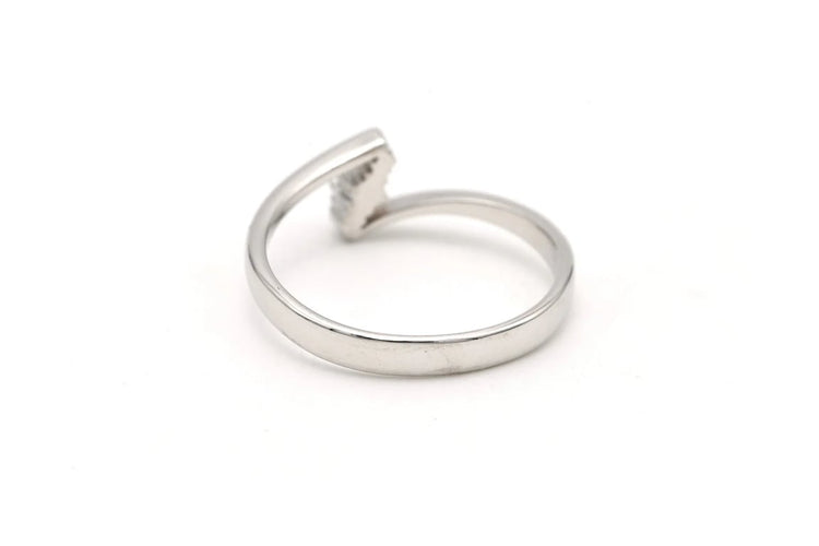 Bague 53 Bague contemporaine en or blanc 18 carats sertie de diamants 58 Facettes B661