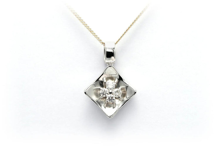 Pendentif Pendentif contemporain en or blanc 18 carats serti de diamants 58 Facettes 22526