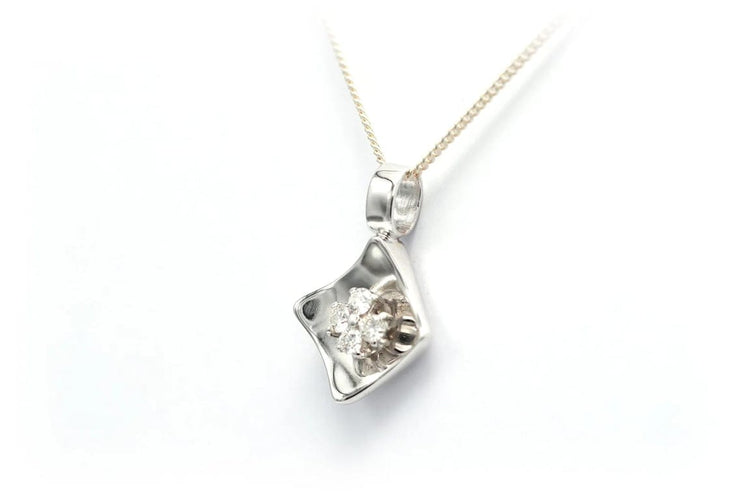 Pendentif Pendentif contemporain en or blanc 18 carats serti de diamants 58 Facettes 22526