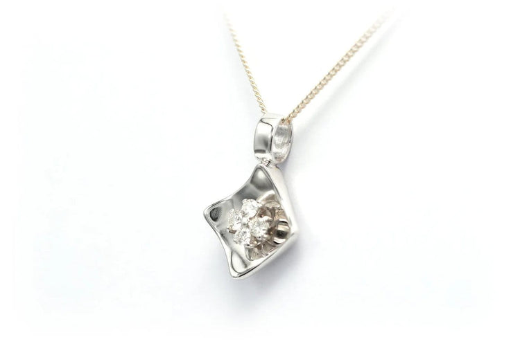 Pendentif Pendentif contemporain en or blanc 18 carats serti de diamants 58 Facettes 22526