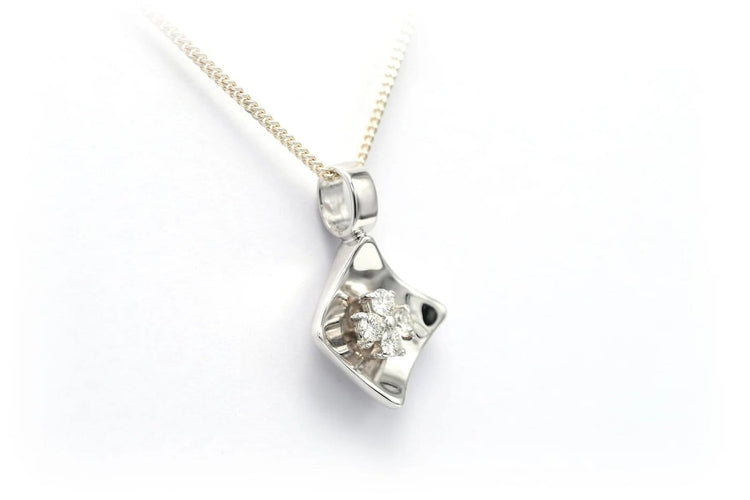 Pendentif Pendentif contemporain en or blanc 18 carats serti de diamants 58 Facettes 22526