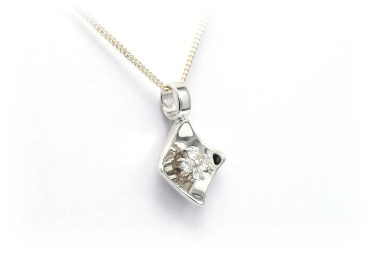 Pendentif Pendentif contemporain en or blanc 18 carats serti de diamants 58 Facettes 22526