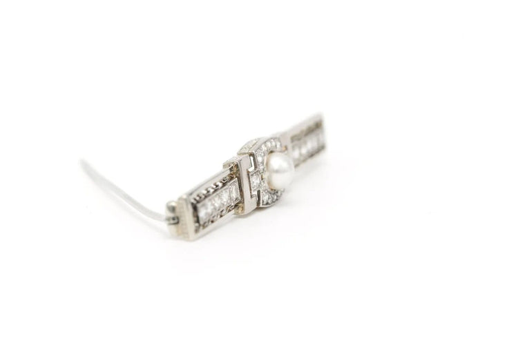 Broche Broche contemporaine en or blanc 18 carats avec perle et diamants taille brillant 58 Facettes B466