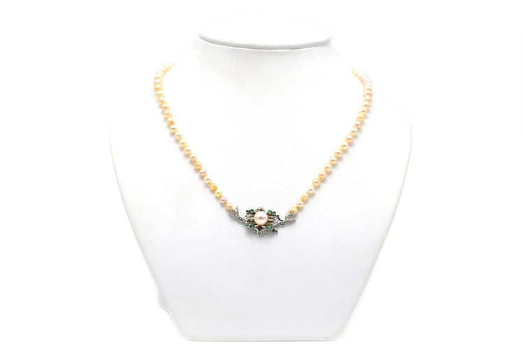 Collier Collier années 70 en or blanc 18 carats, émeraudes et perles 58 Facettes 22636