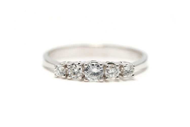 Bague 61 Bague contemporaine en or blanc 18 carats sertie de diamants taille brillant 0,48 ct 58 Facettes 22734