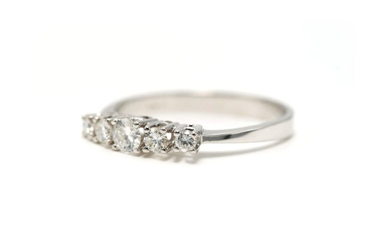 Bague 61 Bague contemporaine en or blanc 18 carats sertie de diamants taille brillant 0,48 ct 58 Facettes 22734