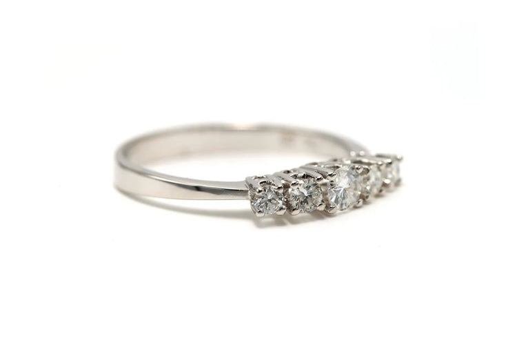 Bague 61 Bague contemporaine en or blanc 18 carats sertie de diamants taille brillant 0,48 ct 58 Facettes 22734