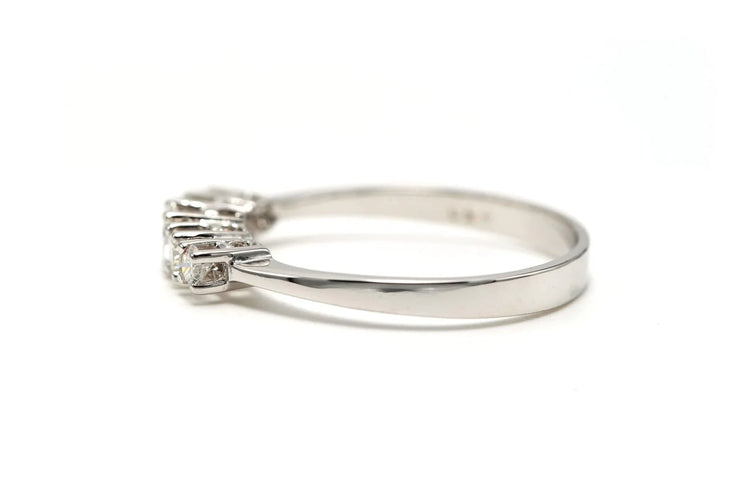 Bague 61 Bague contemporaine en or blanc 18 carats sertie de diamants taille brillant 0,48 ct 58 Facettes 22734