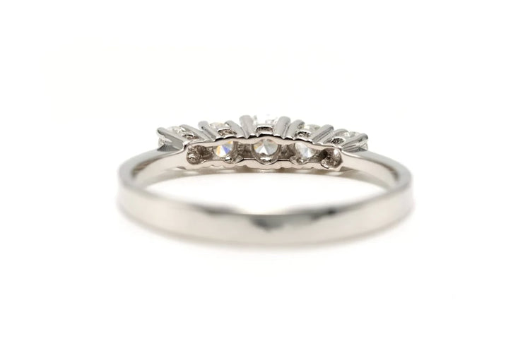 Bague 61 Bague contemporaine en or blanc 18 carats sertie de diamants taille brillant 0,48 ct 58 Facettes 22734