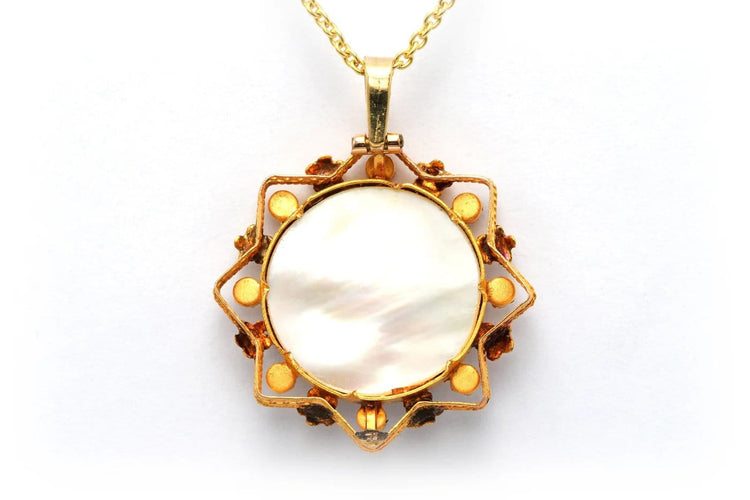 Pendentif Pendentif Napoléon III en or jaune 18 carats, perles et miniature sur nacre 58 Facettes 22021