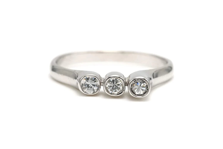 Bague 52 Bague contemporaine en or blanc 18 carats sertie de diamants 58 Facettes 22893