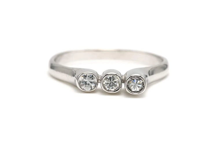 Bague 52 Bague contemporaine en or blanc 18 carats sertie de diamants 58 Facettes 22893
