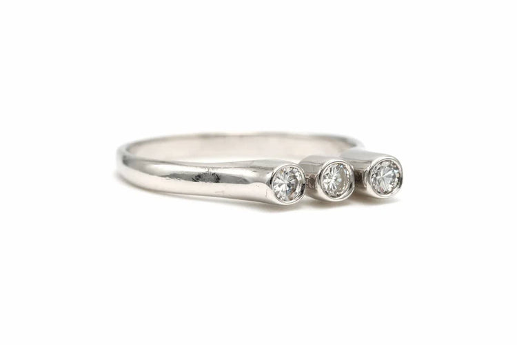 Bague 52 Bague contemporaine en or blanc 18 carats sertie de diamants 58 Facettes 22893
