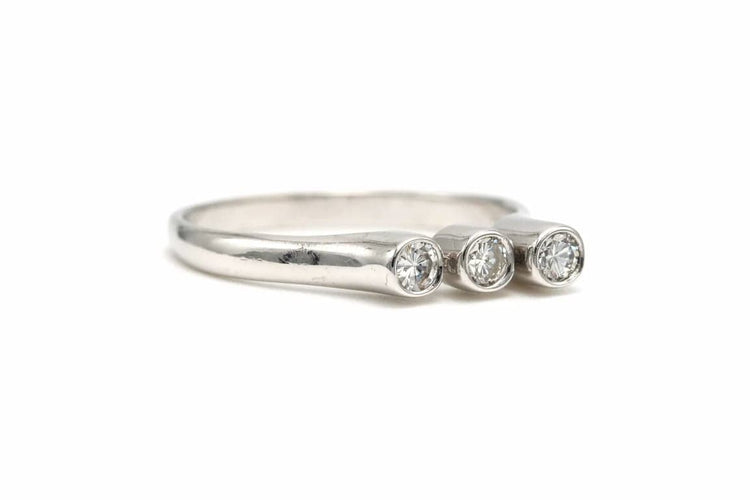 Bague 52 Bague contemporaine en or blanc 18 carats sertie de diamants 58 Facettes 22893