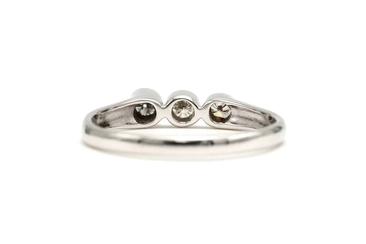 Bague 52 Bague contemporaine en or blanc 18 carats sertie de diamants 58 Facettes 22893