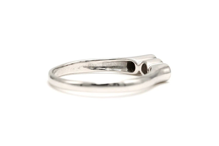 Bague 52 Bague contemporaine en or blanc 18 carats sertie de diamants 58 Facettes 22893