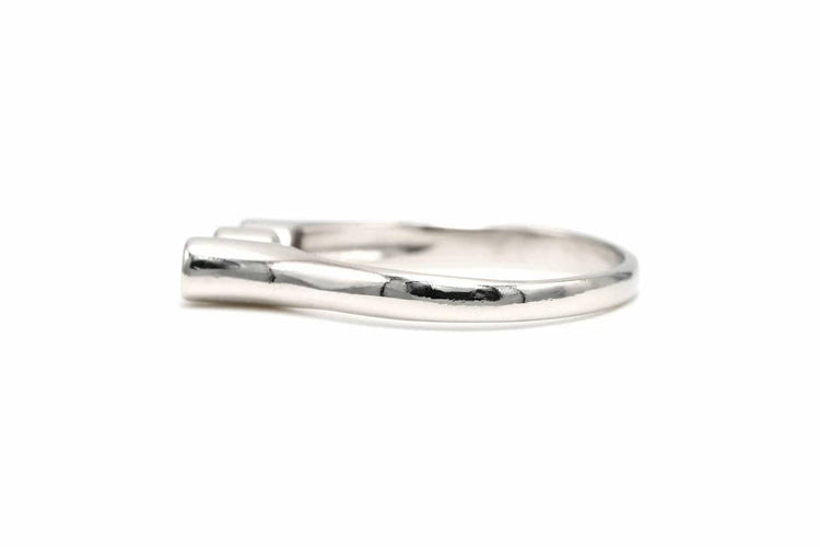 Bague 52 Bague contemporaine en or blanc 18 carats sertie de diamants 58 Facettes 22893