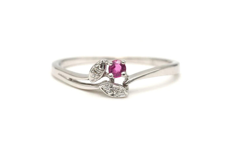 Bague 52 Bague contemporaine en or blanc, rubis et diamants 58 Facettes 22890
