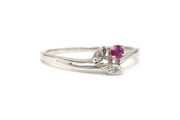 Bague 52 Bague contemporaine en or blanc, rubis et diamants 58 Facettes 22890