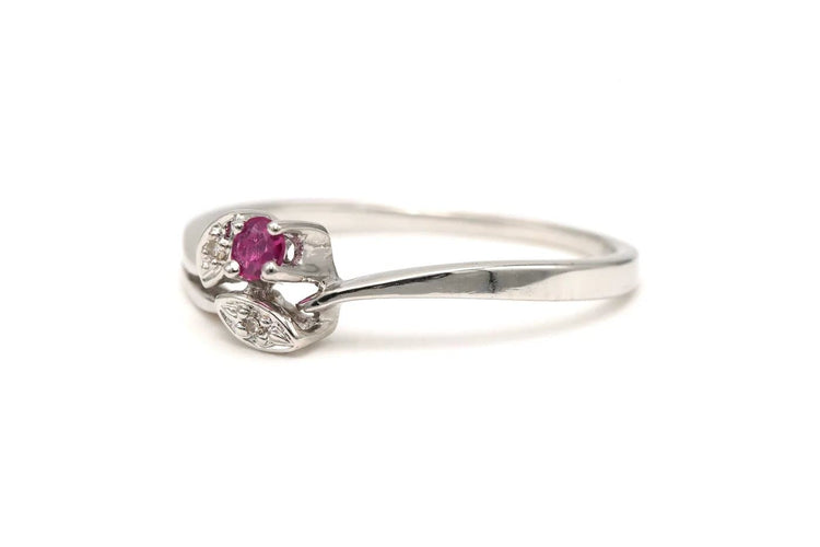 Bague 52 Bague contemporaine en or blanc, rubis et diamants 58 Facettes 22890
