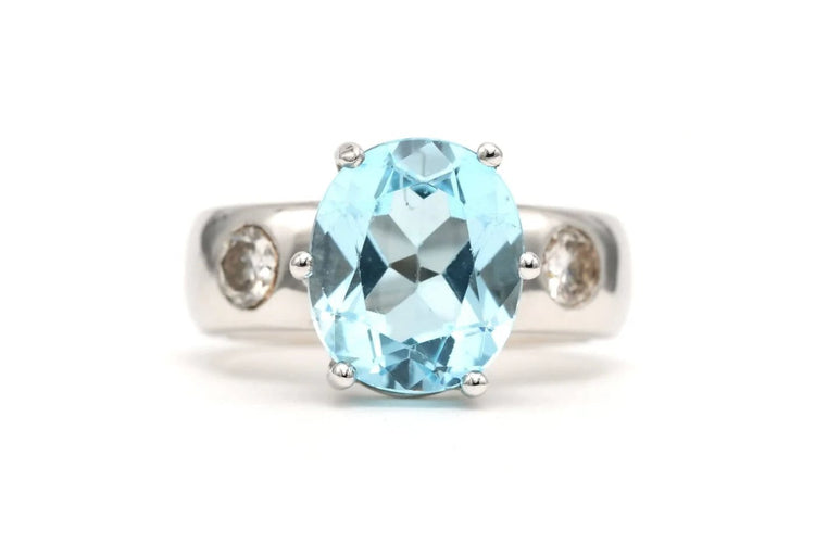 Bague 53 Bague contemporaine en or blanc 18 carats, topaze et diamants taille brillant 58 Facettes 23010