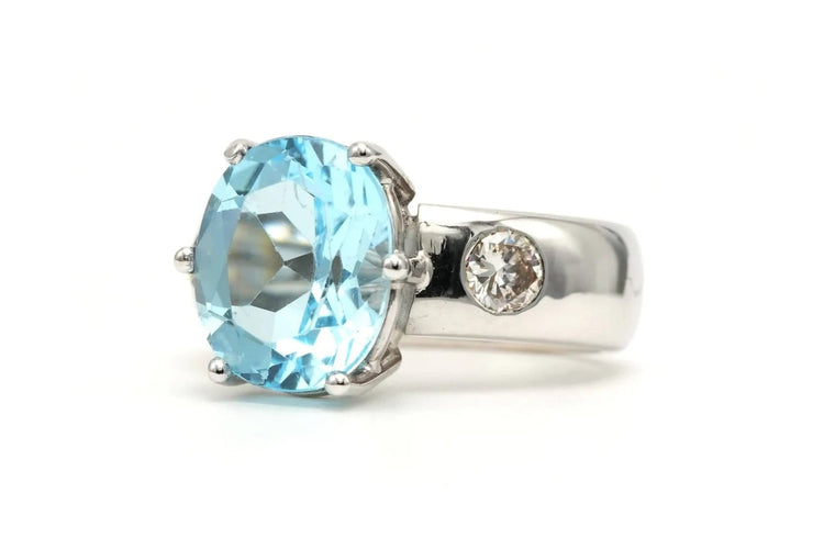 Bague 53 Bague contemporaine en or blanc 18 carats, topaze et diamants taille brillant 58 Facettes 23010