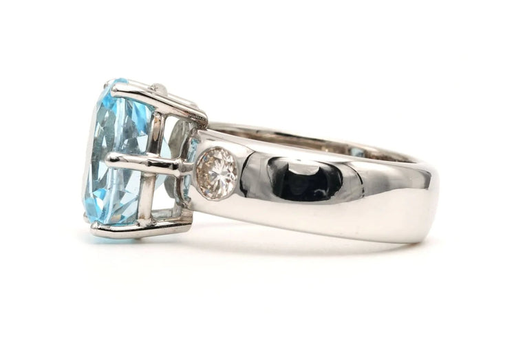 Bague 53 Bague contemporaine en or blanc 18 carats, topaze et diamants taille brillant 58 Facettes 23010