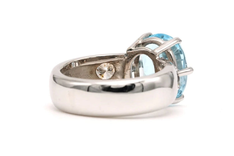 Bague 53 Bague contemporaine en or blanc 18 carats, topaze et diamants taille brillant 58 Facettes 23010