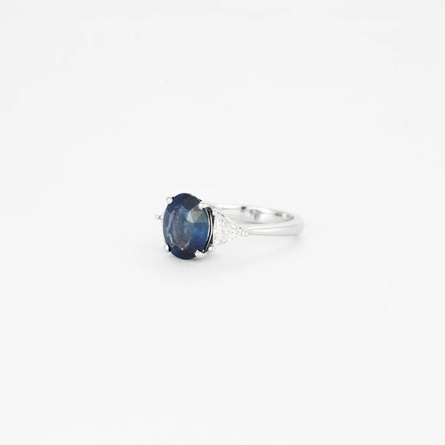 Bague 53.5 Bague en or blanc 18 carats avec saphir de Ceylan et diamants 58 Facettes