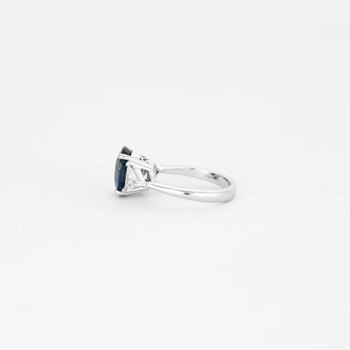 Bague 53.5 Bague en or blanc 18 carats avec saphir de Ceylan et diamants 58 Facettes