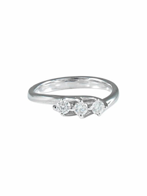 Bague 52 Bague jarretière en or blanc et diamants 58 Facettes 400