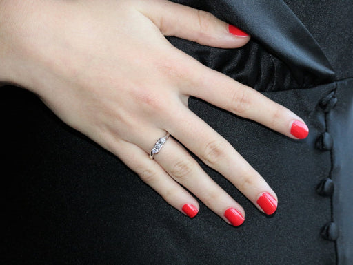 Bague 52 Bague jarretière en or blanc et diamants 58 Facettes 400