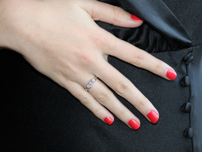 Bague 52 Bague jarretière en or blanc et diamants 58 Facettes 400