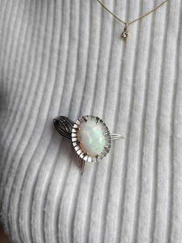 Broche Broche fleur en or gris 750 sertie d’une opale blanche 58 Facettes 444