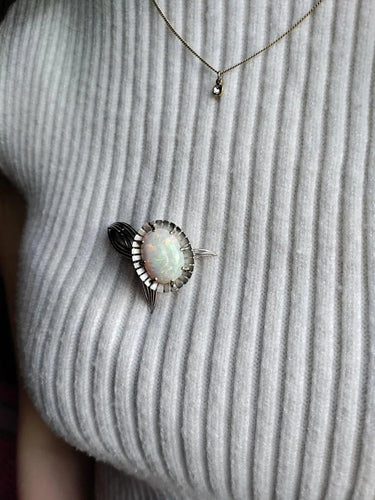 Broche Broche fleur en or gris 750 sertie d’une opale blanche 58 Facettes 444