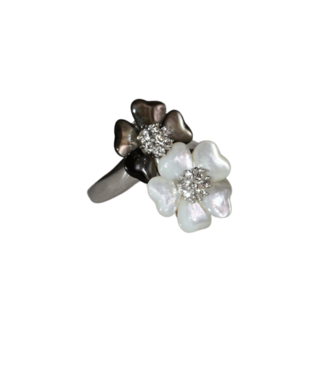 Bague 65 Bague double fleur en or blanc 18 k, diamants et nacre 58 Facettes 480