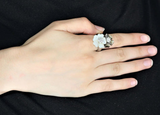 Bague 65 Bague double fleur en or blanc 18 k, diamants et nacre 58 Facettes 480