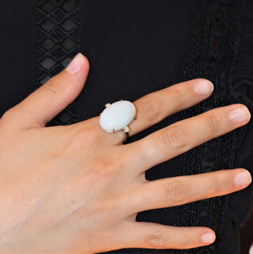 Bague 53.5 Bague opale blanche d’Australie en or gris 18k et diamants 58 Facettes 479