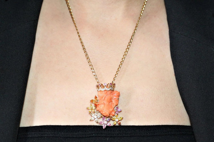 Collier Collier pendentif Art nouveau en or jaune 18k, corail et diamants 58 Facettes 536.250