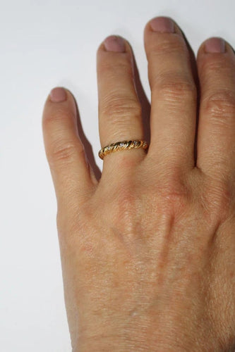 Bague 52 Alliance godronnée en or jaune 18 carats et diamants 58 Facettes 569.3