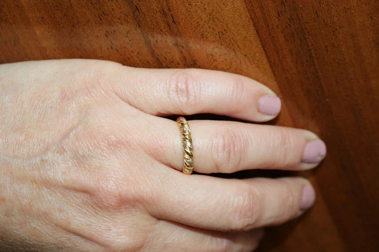 Bague 52 Alliance godronnée en or jaune 18 carats et diamants 58 Facettes 569.3